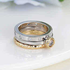 Set di Tre Anelli Impilabili con Zirconi Bicolore, Gioielli Minimalisti per Uso Quotidiano - Product Image 1