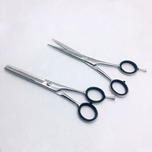 Tijeras de peluquería de acero inoxidable, tijeras de entresacar para barbería, fabricante ODM de marca privada, con reposa-dedos ajustable - Product Image 1