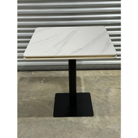Table de café moderne en marbre noir carré avec pieds carrés noirs