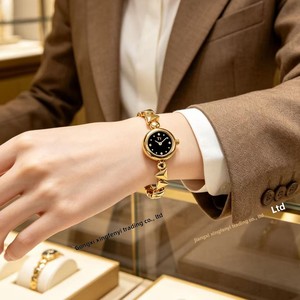 2026 Trendige Mini Gold Damenuhr Retro Einfaches Rundes Zifferblatt Premium-Qualität Geometrische Quarz-Armbanduhr - Product Image 3