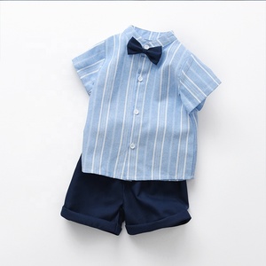 Elegante Completo Estivo per Bambini: Camicia a Righe con Papillon e Pantaloncini Tinta Unita, Outfit da Gentiluomo a Maniche Corte - Product Image 1