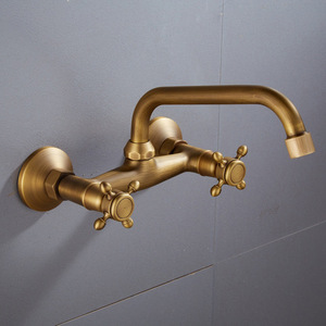 <span class=keywords><strong>Robinet</strong></span> d'évier de cuisine à double poignée en laiton antique <span class=keywords><strong>Robinet</strong></span> d'évier de cuisine moderne pivotant <span class=keywords><strong>mural</strong></span> pour eau chaude et froide Robinets de lavabo en céramique à double trou - Product Image 2