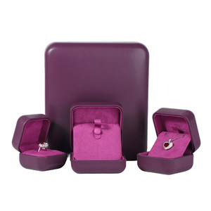 Logo personnalisé pour boîte à bagues et boîte d'emballage de bijoux en cuir PU violet haut de gamme - Product Image 1