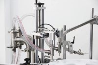 Ligne d'étiquetage de scellement de remplissage de bouteilles automatique personnalisable Capacité de noyau 2000BPH de PLC pour les matériaux d'emballage en bois de papier