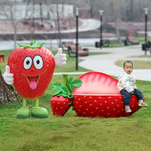 Grande sculpture de fraise décorative pour extérieur, idéale pour la ferme, le jardin, l'aménagement paysager, le parc et les espaces verts - Product Image 2