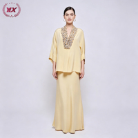 Tenue musulmane 2026 pour l'Aïd/Mariage : Ensemble 2 pièces en satin jaune avec chemisier à col en V orné de perles multicolores et jupe sirène