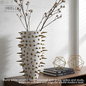 Merlin Living Unique Gold Plated Luxury Floor Flower Bottle Novedad moderna Remache Diseño Decoración para el hogar para jarrón mate Tabletop V - Product Image 1