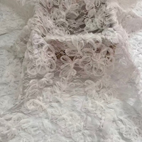 Tissu en dentelle à motifs complexes avec broderie de paillettes, cordons et perles, brodé à la machine, en polyester avec dos en crêpe de soie, pour robes de mariée et de soirée