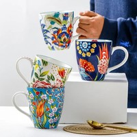 Tasse à café en porcelaine de Chine en gros avec motif personnalisé, design floral intégral et anse