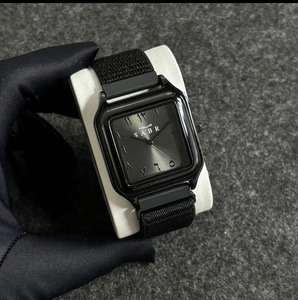 Cinturino in Nylon con Velcro, Orologio da Polso Originale SABR Quadrato da Uomo Nero con Numeri Arabi, Movimento al Quarzo in Lega, Confezione Regalo con Batteria - Product Image 1
