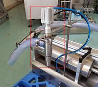 Équipement de remplissage de liquides semi-automatique compact pour une dosage précis des boissons et des liquides cosmétiques à faible viscosité