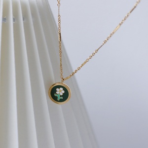 Collier personnalisé pour femme avec pendentif rond en acier inoxydable et fleur en émail vert, chaîne à maillons, idéal pour un anniversaire - Product Image 2