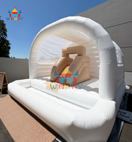 Château gonflable minimaliste blanc et beige, élégant château de saut pour enfants, équipement de divertissement intérieur et extérieur