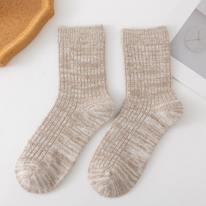 2026 femmes <span class=keywords><strong>laine</strong></span> épaisse tricoté mi-longueur <span class=keywords><strong>chaussettes</strong></span> anti-dérapant Anti-odeurs Anti-boulochage chaud sol <span class=keywords><strong>chaussettes</strong></span> pour automne hiver bas corps - Product Image 3