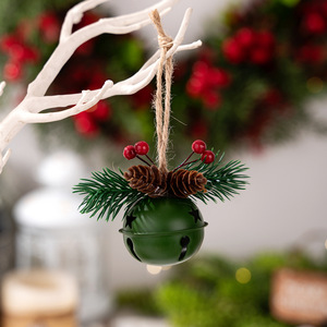 Ornement de Noël suspendu en métal fait main avec pomme de pin et baies rouges - Décoration festive extérieure écologique pour la saison des fêtes - Product Image 4