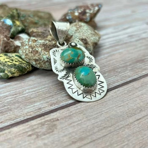 จี้เงินแท้ทำมือประดับด้วยพลอยคิงแมนเทอร์ควอยซ์สำหรับเป็นของขวัญเครื่องประดับสำหรับผู้หญิง - Product Image 1