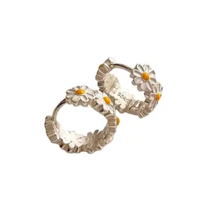 925 серьги-кольца с белыми хризантемами