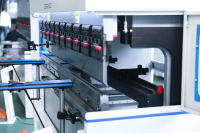 Presse plieuse semi-automatique synchronisée à haute précision 40T/1600S entièrement électrique pour le pliage de tôles