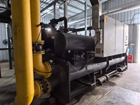 Chiller Sekrup Berpendingin Air Besar 600TR Bersertifikasi ISO Efisiensi Tinggi Otomatis Ramah Lingkungan Produktivitas Tinggi Pompa R410A