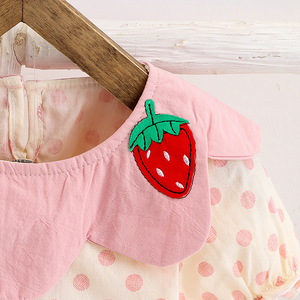 Ensemble de vêtements pour enfants coréens en coton, nouveau design d'été, manches bouffantes, pois, jolie broderie de fraises - Product Image 4