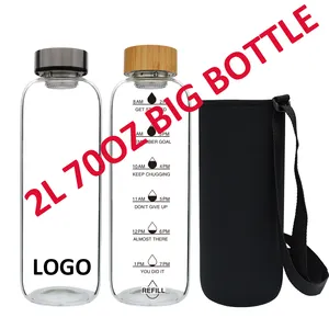 BPA free 64oz botol air kaca setengah galon, botol air kaca motivasi olahraga dengan lengan tutup baja tahan karat bambu