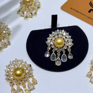 Nouvelle broche de poitrine élégante et polyvalente en perle d'or de Nanyang, design de perle de mer dynamique pour femme, motif d'aile - Product Image 2