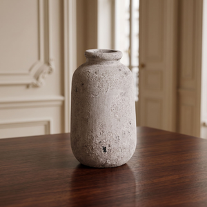 Jarrón de arcilla de terracota hecho a mano, con una acabatura mate perfecta para realzar la decoración de tu hogar y la estética de tu mesa. - Product Image 3