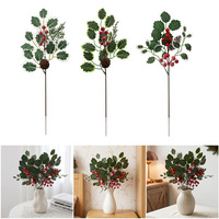 Kerstbladeren met rode vruchten, kunstbladeren, kunstbloemstukken, kunstgroene planten voor de feestdagen