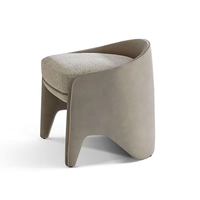 Table de toilette sur pied de luxe moderne avec plateau en marbre rose, design élégant et épuré beige pour chambre d'appartement, coiffeuse et maquillage