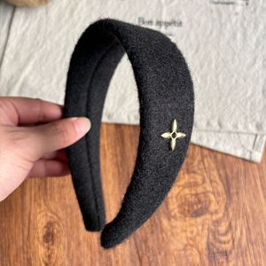 Serre-tête élégant en plastique et tissu à bord large avec étiquette dorée de 15 cm pour femme – Accessoire de mode pour cheveux - Product Image 3