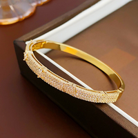 XIXI Vente en Gros Designer Luxe Plaqué Or 18K Cuivre Coque Trèfle Creux Zircon Femmes Mode Bijoux Bracelets Joncs