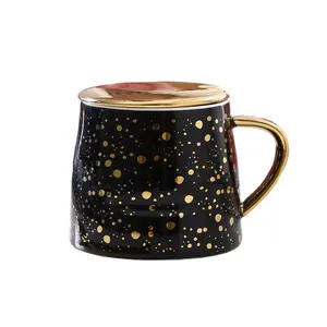 Taza de cerámica con tapa y cuchara para oficina, taza creativa con cielo estrellado, mango dorado, regalo de leche y café, norte de Europa