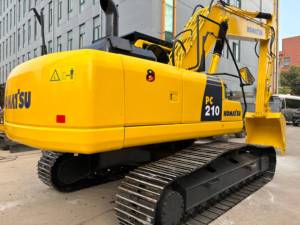รถขุดขนาดกลาง Komatsu PC210 มือสอง นำเข้าจากญี่ปุ่น ใช้งานได้ดีเยี่ยม เหมาะสำหรับงานดิน งานถนน และงานก่อสร้างทั่วไป - Product Image 3