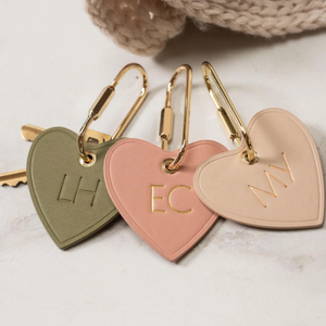 Llaveros modernos en forma de corazón en relieve llavero de Metal gancho personalizado estilo de dibujos animados llavero de cuero gran Idea de regalo - Product Image 1