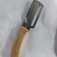 Veelzijdige roestvrijstalen fruit- en groenteschiller en flesopener met ergonomische houten handgreep, keukengereedschap