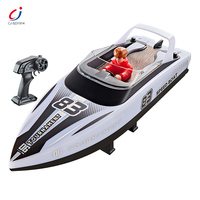 Bateau télécommandé Chengji haute vitesse avec double hélice, design cool, étanche, pour jeux aquatiques, avec lumières