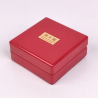 Boîte à bijoux en bois rouge brillant avec doublure en velours beige, insert en mousse pré-découpé, logo personnalisé pour la vente de bijoux de luxe et les cadeaux de mariage