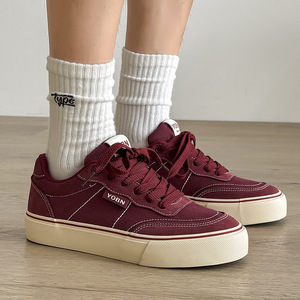 รองเท้าผ้าใบพื้นนุ่ม ไซส์ใหญ่ 39-46 มีตัวเลือกสีแดง ชมพู เขียว แบบผูกเชือก รองเท้ากีฬาลำลองสำหรับผู้ชาย - Product Image 6