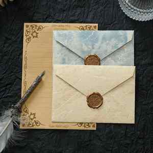 Ensemble de papier spécial avec autocollants, cartes postales et enveloppes en feuille d'or et papier de soie - Product Image 1