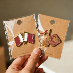 Insignia Metálica Personalizada Multielementos con Esmalte Suave y Relieve, Calcomanía para Teléfono con Diseño de Bandera, Apta para Fundas de Teléfono - Product Image 4