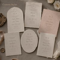 Invitation de mariage personnalisée en ivoire avec motifs floraux en relief, bordure vintage baroque imprimée avec monogramme en feuille d'or