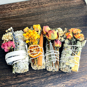 Set de Aromaterapia Purificante de 4 Piezas con Salvia Blanca de California, Lavanda, Rosa y Rodajas de Naranja, Infusionado con Fuego, para Meditación - Product Image 1
