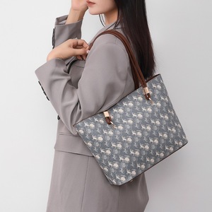 2025 nuevo elegante bolso de mano con estampado Retro patrón de carruaje de fondo azul claro - Product Image 2