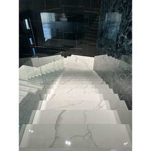 Escalier intérieur en pierre de quartz artificiel décoré avec une dalle de quartz blanc avec des comptoirs en quartz Karaka veine grise - Product Image 1