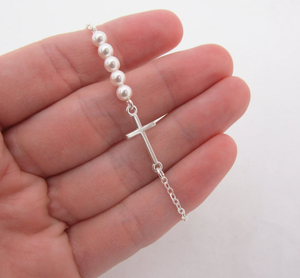 Braccialetto con Croce della Fede per Bambini con Perle d'Acqua Dolce, Placcato in Acciaio Inossidabile PVD, Gioielli alla Moda Placcati Argento - Product Image 4