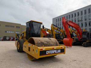 Rouleau compresseur Caterpillar CS-683 d'occasion, de haute qualité et d'origine, pour le compactage du sol et du pavé, avec moteur C6.6. - Product Image 5