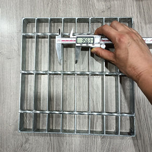 Marchepieds en acier dentelé antidérapant avec finition galvanisée à chaud pour passerelles, entrepôts et escaliers extérieurs - Product Image 6