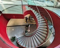 Rampe d'escalier en verre clair avec balustrade en bois à double poutre, finition thermolaquée, structure métal-bois pour escalier courbé