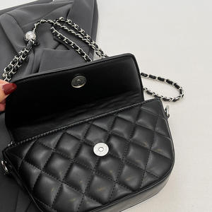 <span class=keywords><strong>Livraison</strong></span> <span class=keywords><strong>rapide</strong></span> de l'usine <span class=keywords><strong>sac</strong></span> <span class=keywords><strong>à</strong></span> bandoulière en PU pour femmes avec motif géométrique fermeture <span class=keywords><strong>à</strong></span> glissière conception de chaîne en métal <span class=keywords><strong>à</strong></span> la mode - Product Image 3