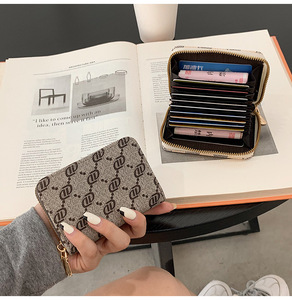 Portefeuille court en <span class=keywords><strong>PVC</strong></span> tendance avec fermeture éclair, <span class=keywords><strong>porte</strong></span>-monnaie, <span class=keywords><strong>porte</strong></span>-cartes, fermeture à bouton-pression, multi-fentes pour cartes d'identité et de crédit, pochette - Product Image 4